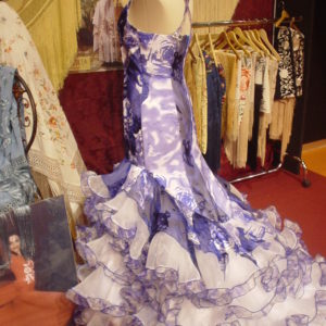 Bata de cola de gasa y organza