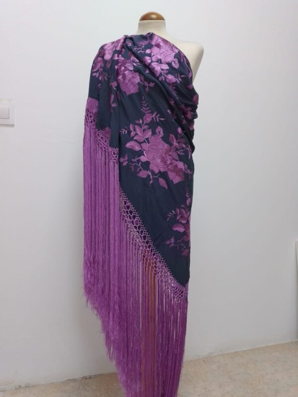 Manton cuadrado  bordado  140x140 cm - Imagen 2