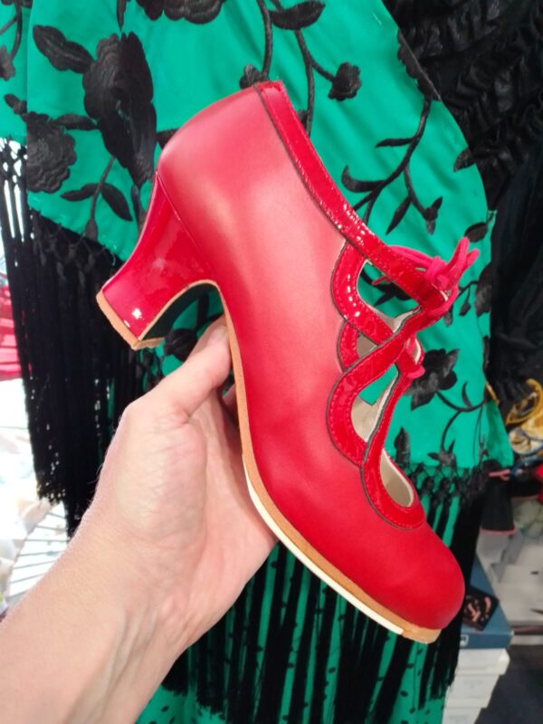 40 Jade piel rojo charol